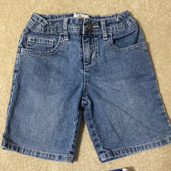 Four pairs of boys size 4T shorts - Picture 9 of 10